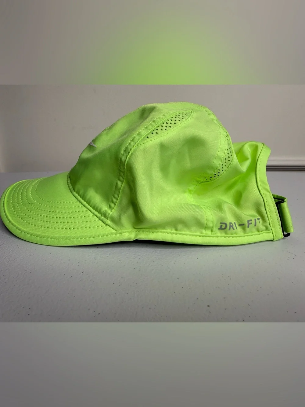 Unisex Nike Neon Green Featherlight Adjustable Cap, L/XL - Picture 3 of 8